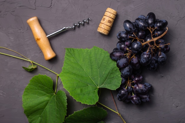 Foto concetto di vinificazione dal raccolto fresco dell'uva di autunno