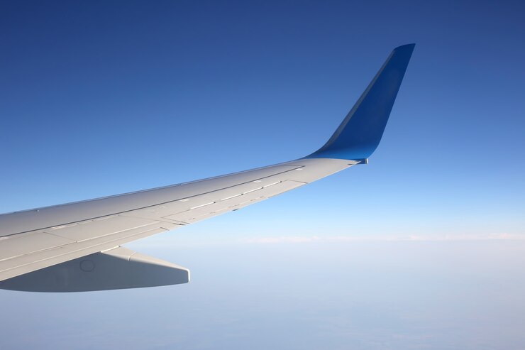 Photo the wing of an airplane above the clouds