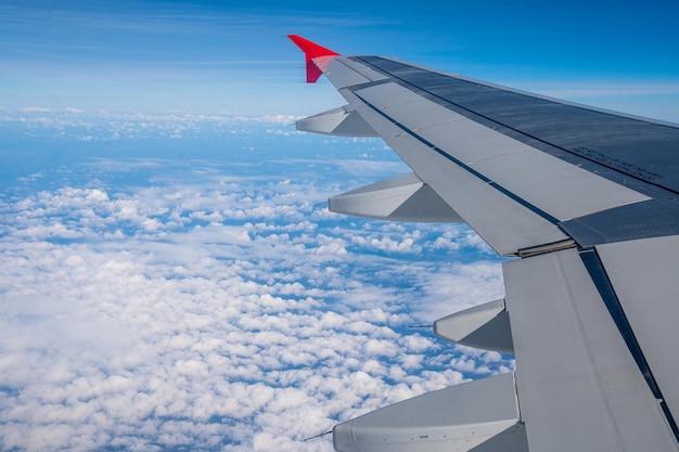 Photo wing of an airplane above the clouds