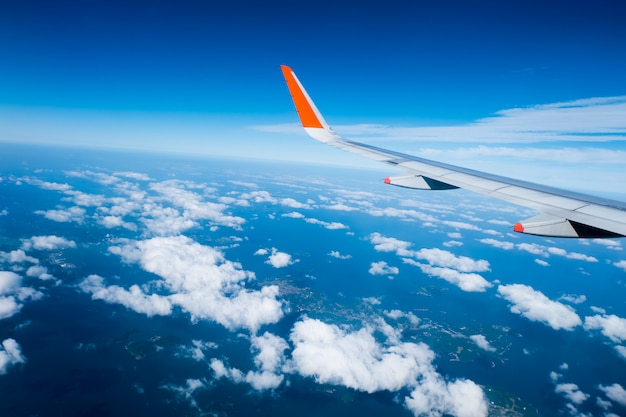 窓から飛行機の翼