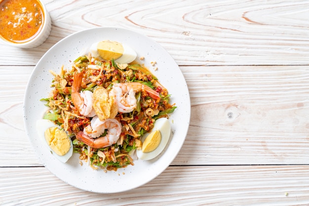 Insalata piccante di fagioli di ala o di betel con gamberi e gamberi