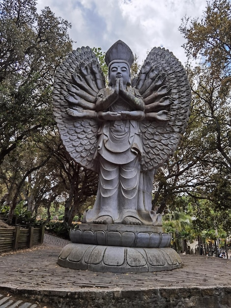 불교 공원의 날개 여신 부다 동상