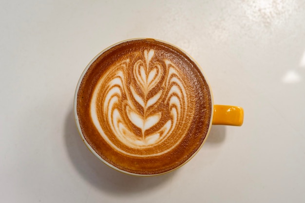 Foto wing latte art in una caffetteria