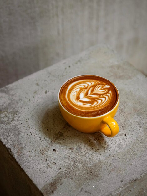 Foto wing latte art in een café.