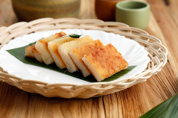 Wingko Babat, traditionele Indonesische snack gemaakt van kleefrijstmeel, suiker en geraspte jonge kokosnoot. Close-up op houten plaat