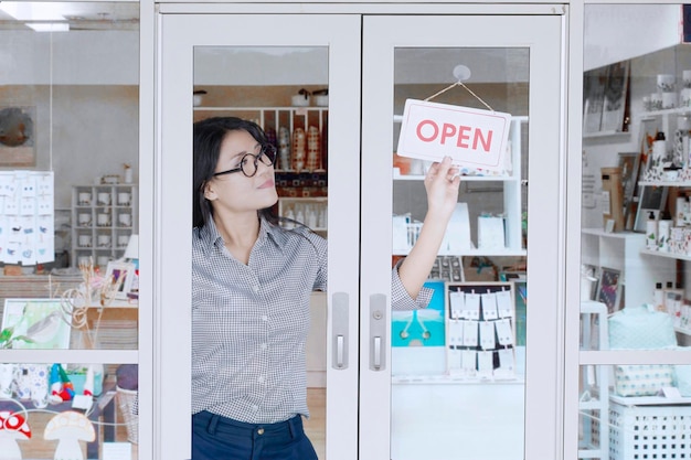 Winkel eigenaar draait open bord