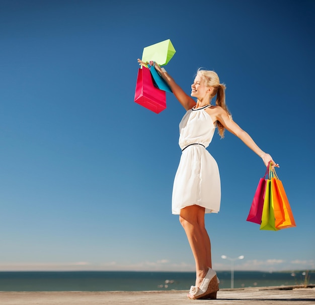 winkel- en toerismeconcept - vrouw met boodschappentassen