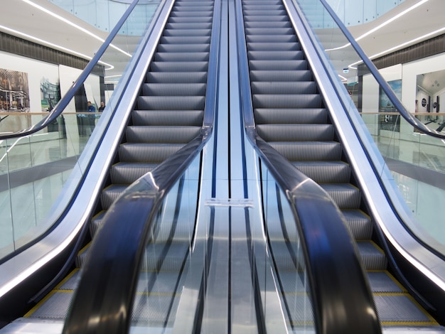 Winkelcentrum, interieur van winkelcentrum met roltrappen in lichte interieur