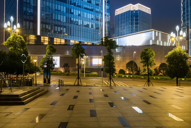 Winkelcomplex de bouw bij nacht, de Financiële Stad van Chongqing, China