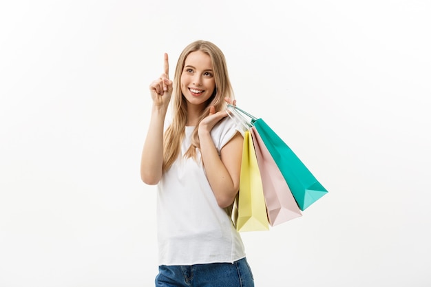 Winkelen en lifestyle concept: jonge vrolijke vrouw met kleurrijke boodschappentas