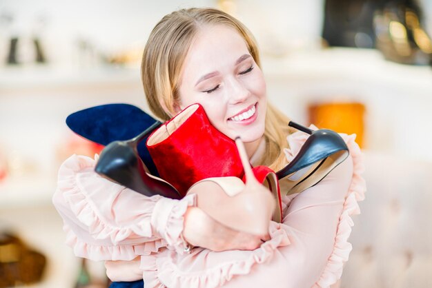 Winkelen Schoenenafdeling Ik wil alles Het meisje van de schoenenafdeling heeft veel schoenen