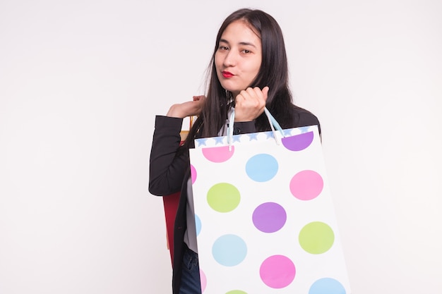 Winkelen verkoop mensen concept gelukkig brunette vrouw formele kleding met boodschappentassen op wit