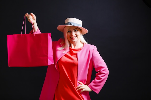 Winkelen vrouw met tassen, geïsoleerd op zwarte achtergrond. zwarte vrijdag concept