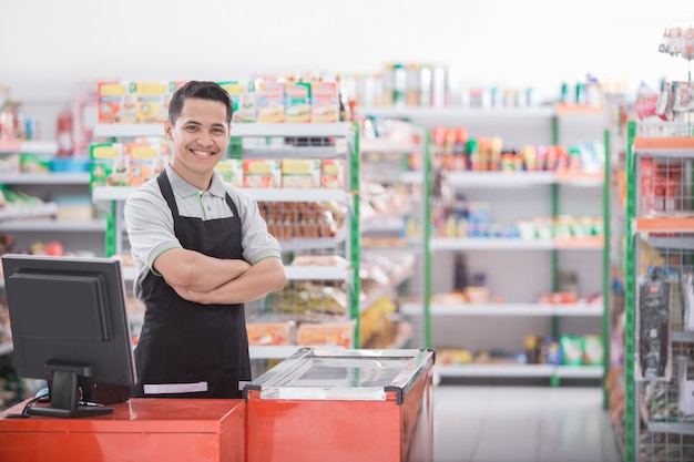 Winkelier in een supermarkt