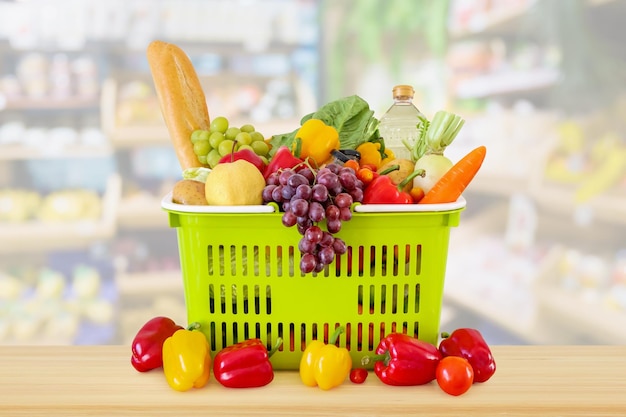 Winkelmandje op houten tafel met supermarkt supermarkt wazig intreepupil achtergrond