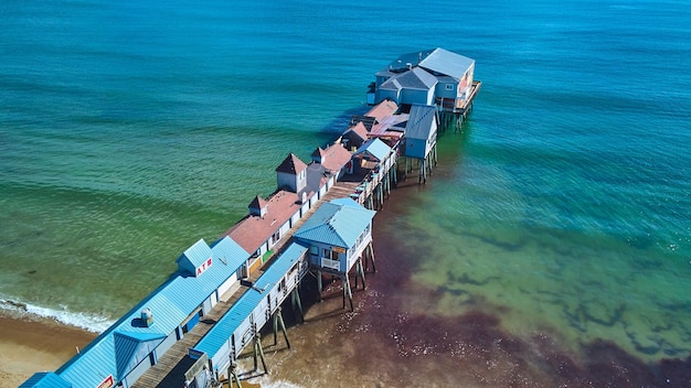 Winkels beslaan een grote pier aan de oceaankust van Maine