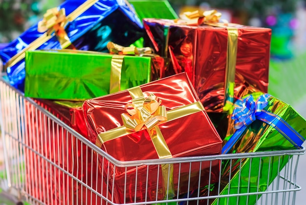 Winkelwagen met geschenken in supermarkt