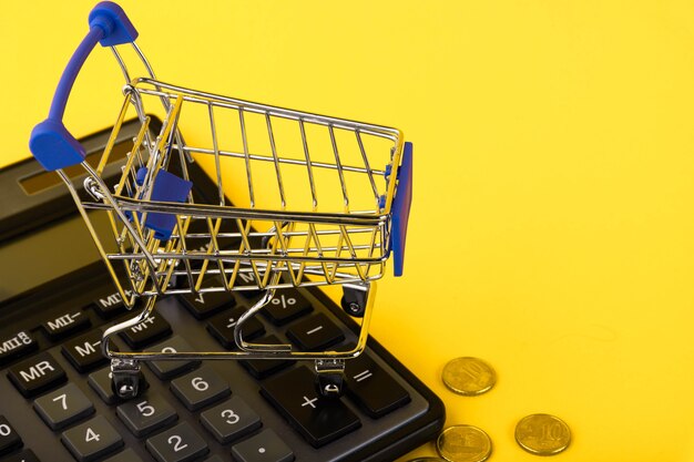 Winkelwagen. Online winkelconcept. e-commerce, gele achtergrond. Ruimte kopiëren.