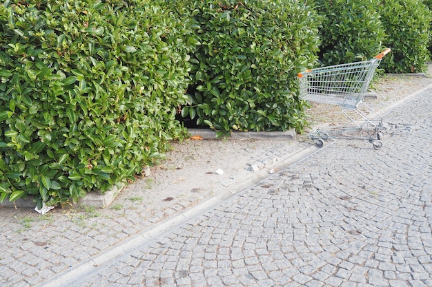 Winkelwagentje in een lege parkeergarage