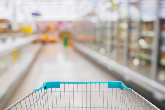 Winkelwagenweergave op achtergrond van supermarktgangpad