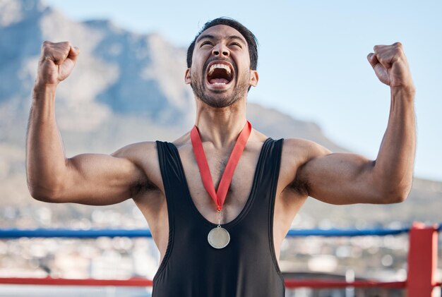 Winnaar man worstelen medaille en viering met schreeuw succes en vuist in de lucht voor outdoor wedstrijd in Kaapstad Jonge atleet worstelaar en kampioen met doelen prestatie en vechten wedstrijd