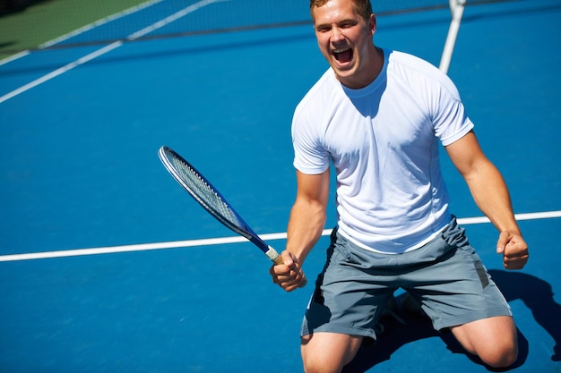 Winnende opname van een man die de overwinning viert in een tenniswedstrijd