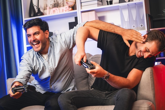 Победители и проигравшие игроки друзей-друзей играют в видеоигру Sellable