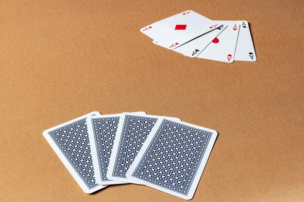 Foto una combinazione vincente di carte da poker