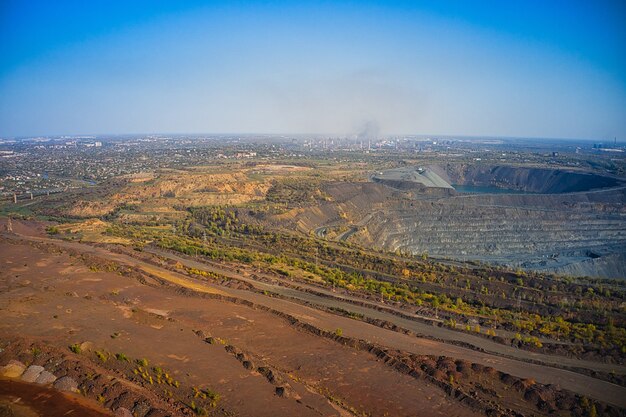 Winning van mineralen met behulp van speciale apparatuur in het warme avondlicht in het pittoreske Oekraïne. Panoramische drone-opname vanuit de lucht