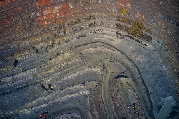 Winning van mineralen met behulp van speciale apparatuur in het warme avondlicht in het pittoreske Oekraïne. Panoramische drone-opname vanuit de lucht