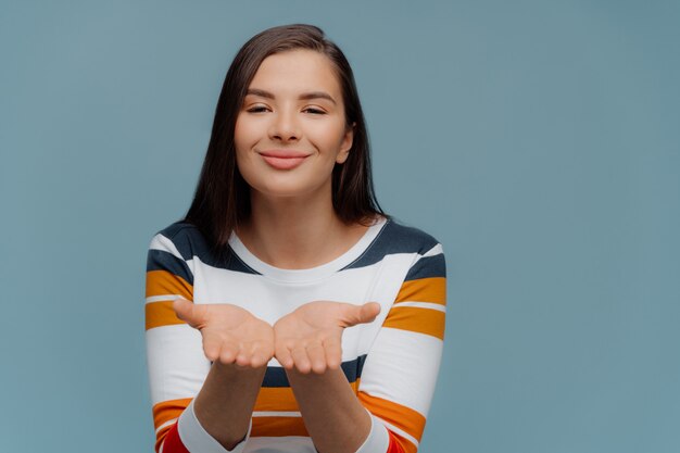 Winsome mooie jonge vrouw houdt palmen uitgestrekt