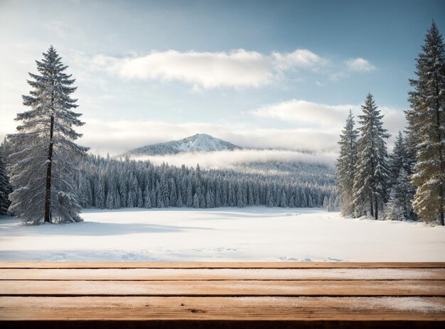 Winter achtergrond met kopieerruimte op een houten bureau met een winter uitzicht op dennenbomen