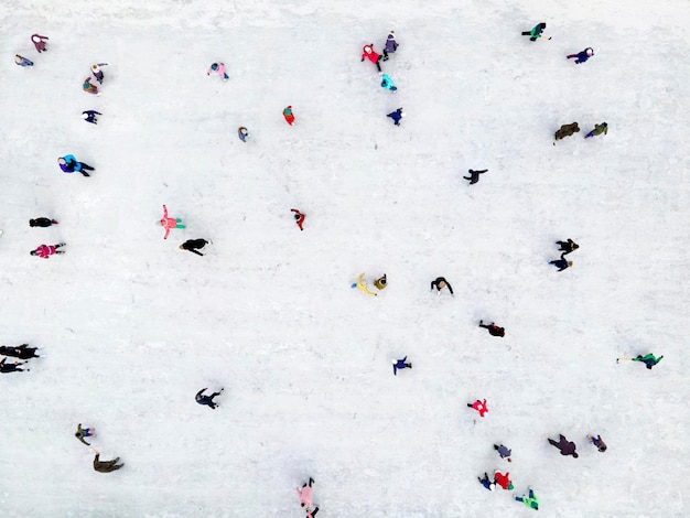 Winter actieve sporten. Bovenaanzicht bewegingsachtergrond van ouders en kinderen spelen schaatsen.