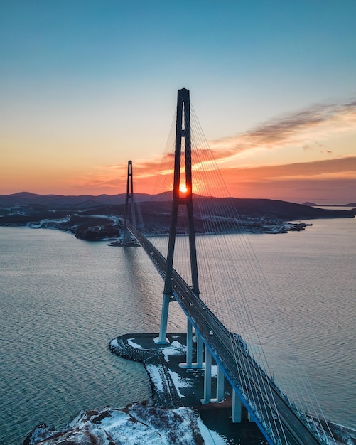 블라디보스토크(Vladivostok)에서 러시아 극동 루스키 섬(Russky Island)까지의 유명한 사장교(Cablestayed Bridge) 너머 일몰의 겨울 공중 전망
