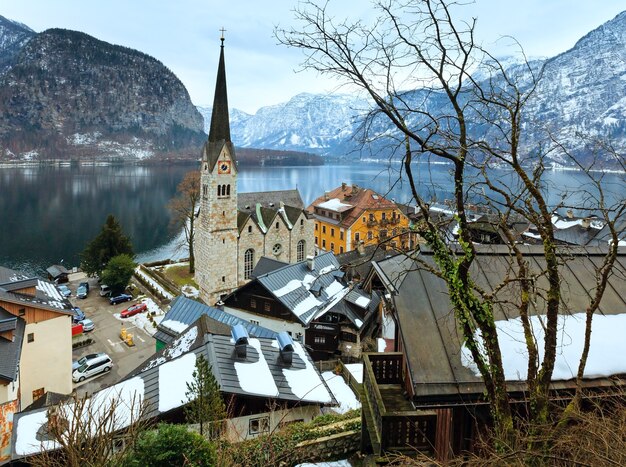 Winter Alpine Hallstatt Town en Lake Hallstatter See view (Oostenrijk)