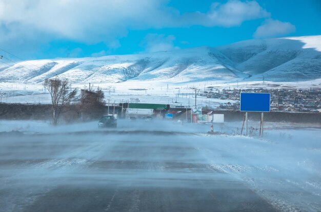 MountainxAのある冬のアスファルト道路