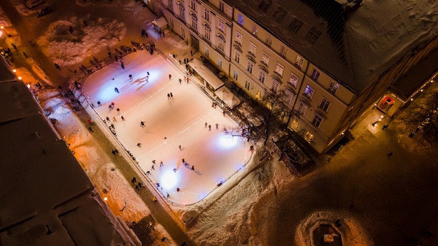 Зимний аттракцион горнолыжный каток в центре города львов ночь