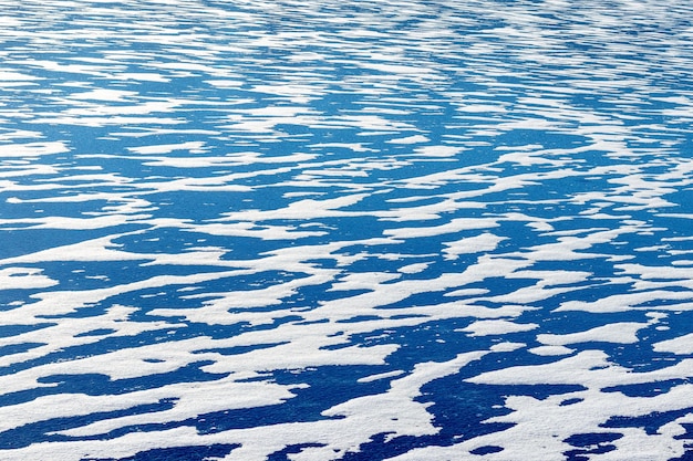 하얀 눈으로 덮인 강의 푸른 얼음이 있는 겨울 배경