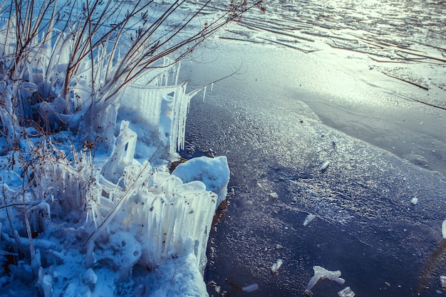 Foto sfondo invernale con ghiaccioli e spazio vuoto