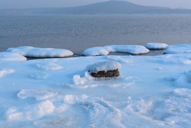 Зимний красивый пейзаж замерзшего Японского моря, покрытого льдом и снегом в солнечный день Концепция красоты природы Открытка из России с избирательным фокусом