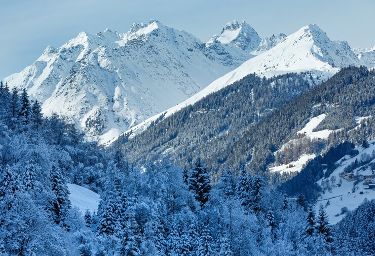 Foto winter berg bovenaanzicht met bos op besneeuwde helling oostenrijk, tirol.