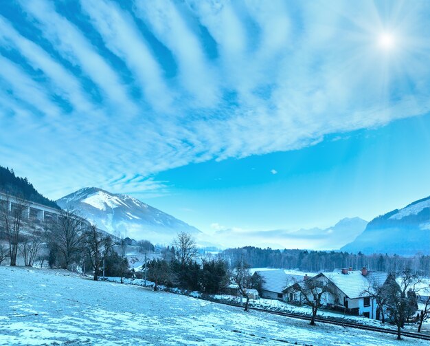 Winter berg zonnig dorp wazig landschap (oostenrijk).