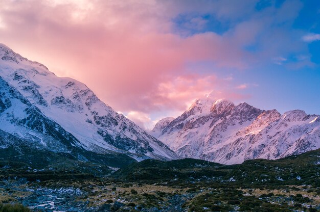 Foto winter berglandschap met kleurrijke wolken bij zonsondergang sneeuwbedekte bergen natuurlandschap