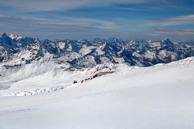 Winter berglandschap met rotsen en sneeuw Kaukasus