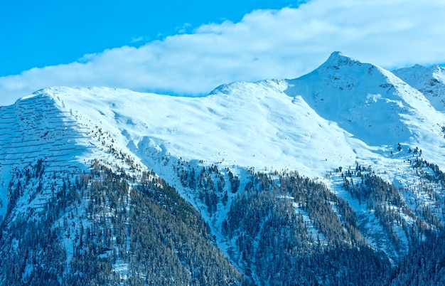 Winter berglandschap met sparrenbos op helling. Kappl-skigebied in de Tiroolse bergen, Oostenrijk.