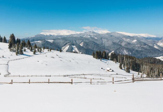 Winter besneeuwde bergen en eenzame boerderij