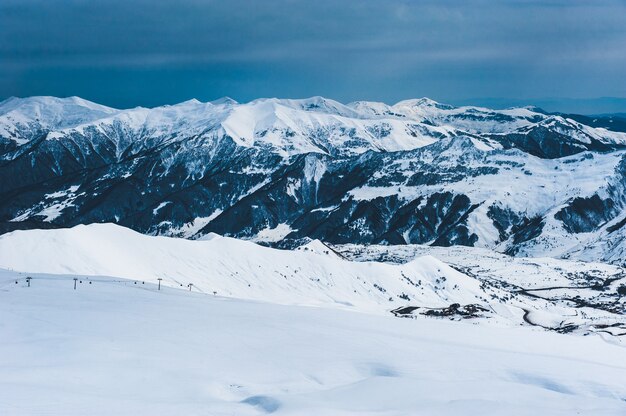 Winter besneeuwde bergen. Kaukasus-gebergte, Georgië, Gudauri.