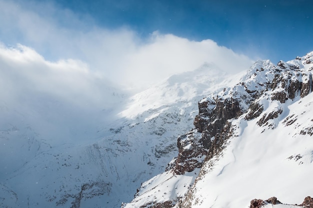 Winter besneeuwde bergen. Prachtig winterlandschap. Elbrus-regio