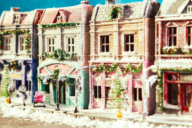 Winter besneeuwde Europese straat versierd voor Kerstmis