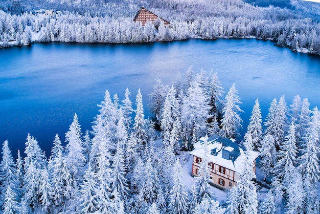 Winter bevroren zicht op Lake Strbske pleso Strbske meer in Hoge Tatra Nationaal Park Slowakije landschap Europa